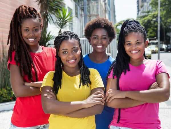 Vier afrikanisch-amerikanische Freundinnen mit verschränkten Armen in der Stadt — Stockfoto