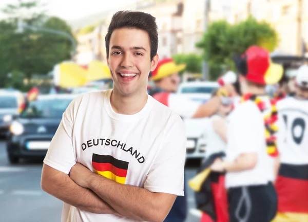 Lachender Fan im Deutschland-Trikot mit anderen Fans — Stockfoto