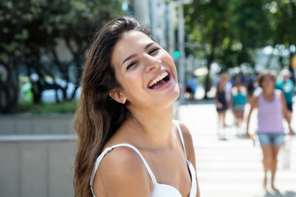 Счастливая кавказская девушка в городе — стоковое фото