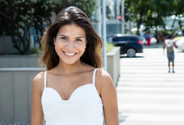 Bella ragazza caucasica in città — Foto Stock