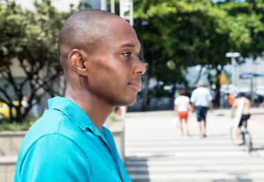 Afrika kökenli Amerikalı adam parlak gömlek yan bakan