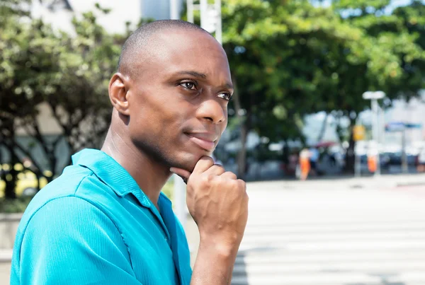 Pensando hombre afroamericano en camisa brillante —  Fotos de Stock