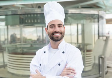 Sakallı bir restoran önünde mutlu aşçı
