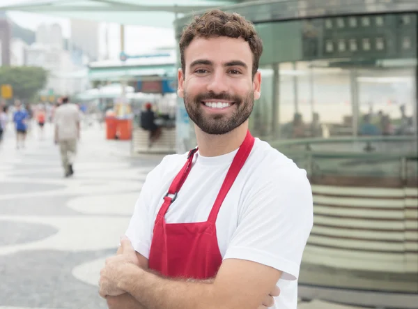 Щасливий офіціант з бородою перед рестораном — стокове фото