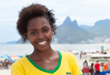 Rio de Janeiro, Brezilya Jersey'deki kadın gülüyor
