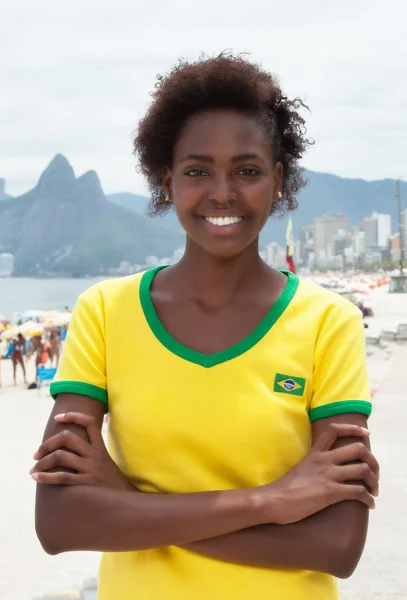 Frau im brasilianischen Trikot mit verschränkten Armen am Rio de Janeiro — Stockfoto