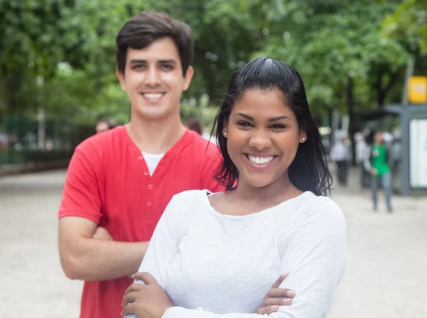 Native american woman with caucasian friend in a park — Stock Photo, Image