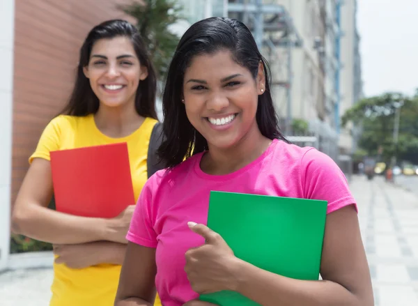 Two latin female students in the city — Stock Photo, Image