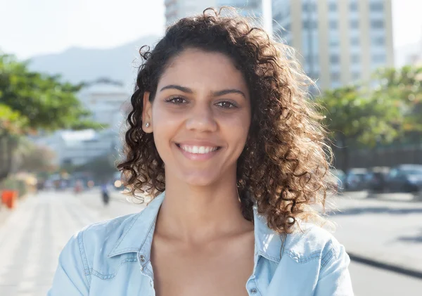 Increíble mujer latina en la ciudad — Foto de Stock