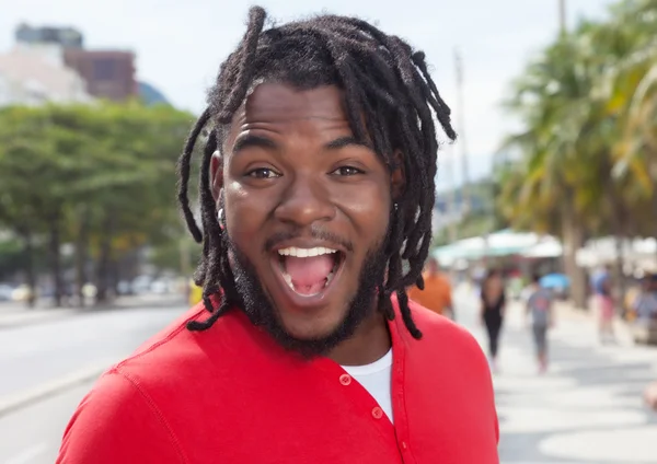 Animando chico afroamericano con rastas en la ciudad — Foto de Stock