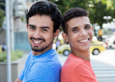 İki İspanyol adam sırt sırta City