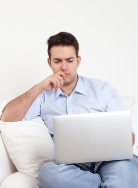 Defter bir kanepe üzerinde düşünme İspanyol adamla