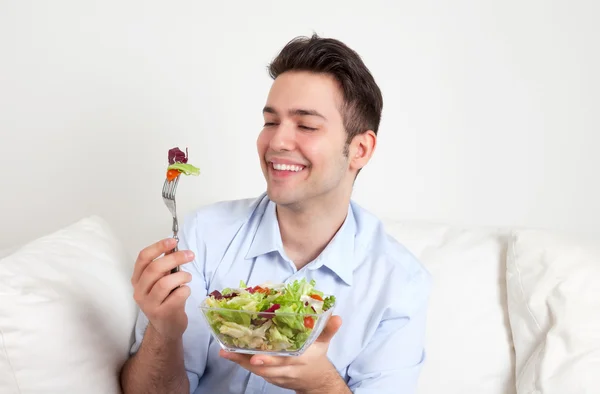 Atractivo hispano comiendo ensalada verde fresca — Foto de Stock