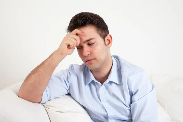 Spaanse man in een blauw shirt voelt zich triest — Stockfoto