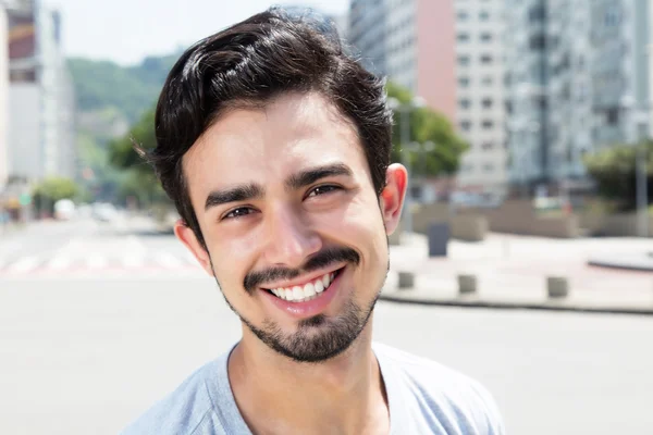 Moderner hispanischer Typ im grauen Hemd in der Stadt — Stockfoto