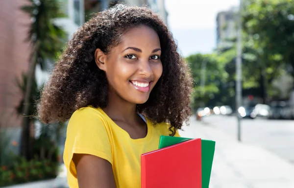 Linda estudante latina com cacheados no verão — Fotografia de Stock