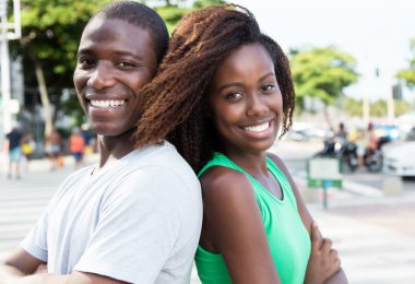 Afrika kökenli Amerikalı çift sırt sırta şehir