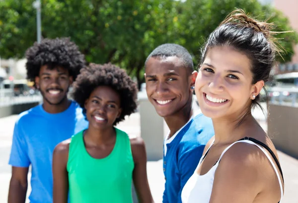 Mulher branca jovem bonita com amigos americanos africanos em — Fotografia de Stock