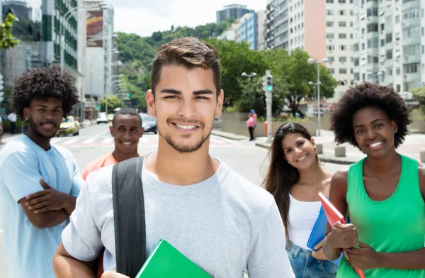 Estudiante masculino hispano con amigos internacionales —  Fotos de Stock