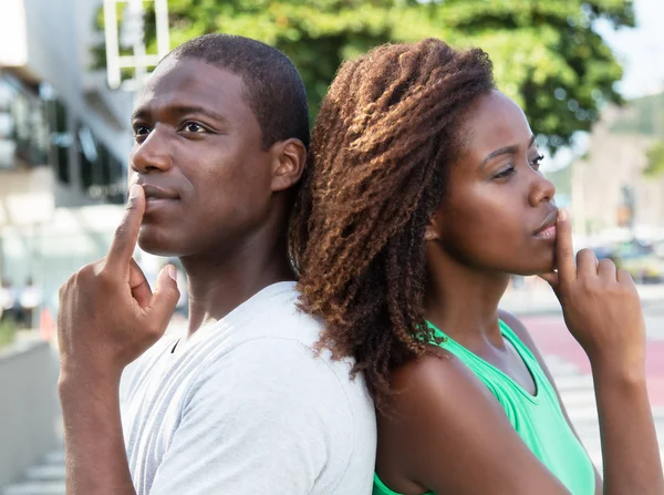 Tänkande afroamerikanska par i staden — Stockfoto