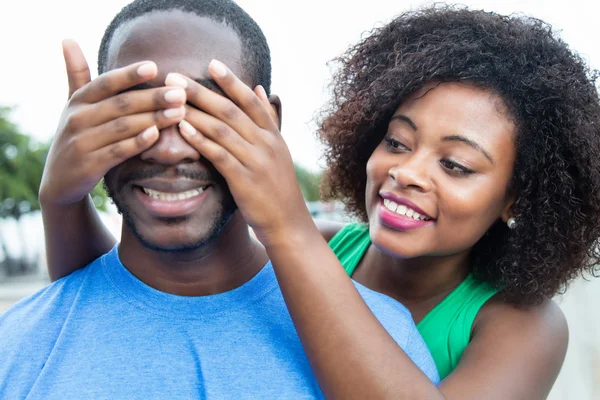 Afrikalı-Amerikalı kadın kocası için sürpriz vardır — Stok fotoğraf