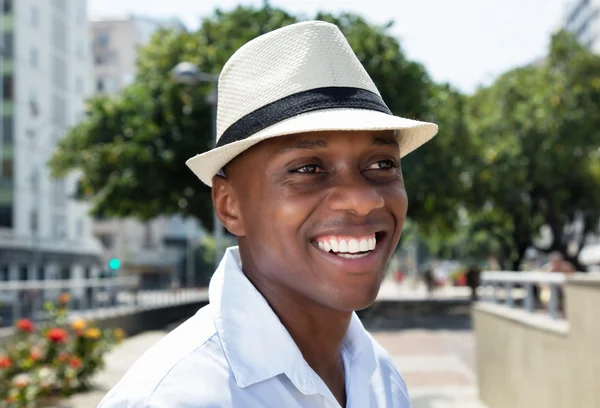 Knappe man uit Cuba met stro hoed — Stockfoto