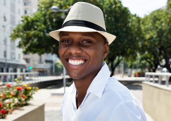 Lachender Mann aus Kuba mit Strohhut — Stockfoto