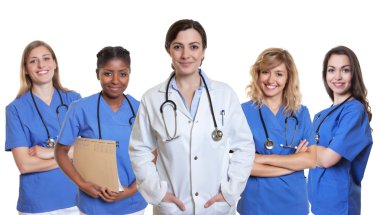 Genç beyaz kadın doktor hemşire grup ile gülümseyen