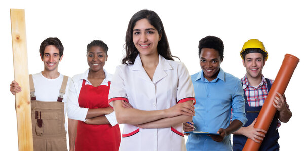 Смеющийся арабский фармацевт с группой других международных приложений
