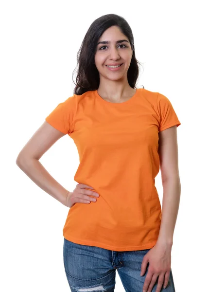 Mulher árabe de pé com camisa laranja — Fotografia de Stock