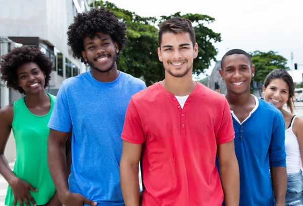 Grupo de jóvenes adultos de la cadera y fresco riendo de la cámara en la ciudad — Foto de Stock