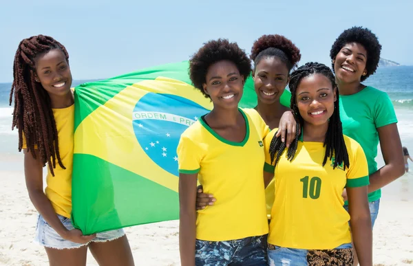 Skupina brazilské fanoušků s vlajkou na pláži Copacabana v Rio de — Stock fotografie