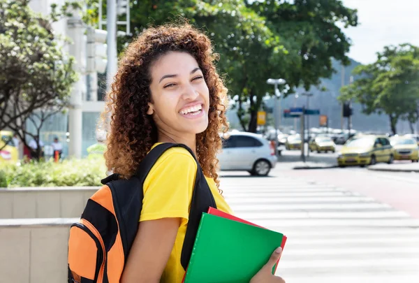 Gelukkig Mexicaanse vrouwelijke student buiten in stad — Stockfoto