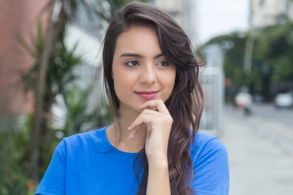 Pensant femme caucasienne avec chemise bleue en ville — Photo