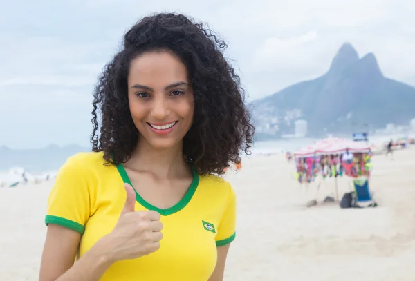 Belo fã de esportes brasileiro com cabelo encaracolado no Rio de Janeiro — Fotografia de Stock