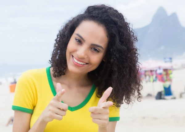 Brazilský sportovní fanoušek s kudrnatými vlasy v Rio de Janeiro — Stock fotografie