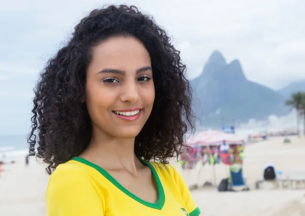 Riéndose brasileño deportes ventilador con pelo rizado en Río de Janeiro — Foto de Stock