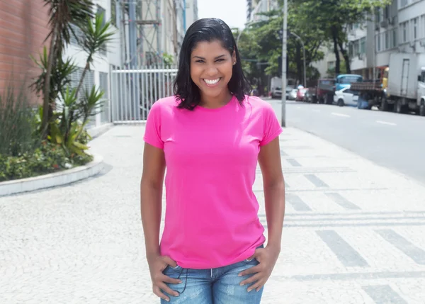 Walking native latin woman in a pink shirt in city — Stock Photo, Image