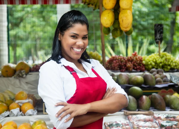 Vendedora mexicana riéndose con frutas tropicales en la marca de granjeros —  Fotos de Stock