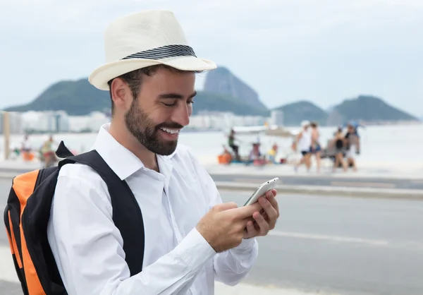 Laughing tourist looking for the right way at phone — Stock Photo, Image