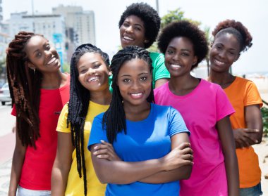 Grup altı renkli gömlek Afrikalı-Amerikalı kadın gülüyor