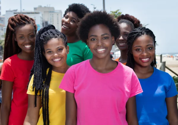 Groep van zes prachtige Afrikaanse Amerikaanse vrouw in kleurrijke shirtjes — Stockfoto