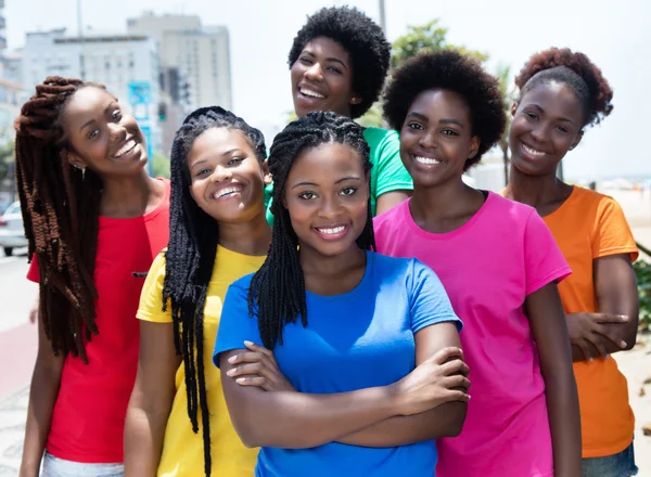 Grupo de seis mulheres afro-americanas rindo em camisas coloridas — Fotografia de Stock