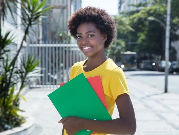 Moderne Afrikaanse Amerikaanse vrouwelijke student in een geel shirt — Stockfoto