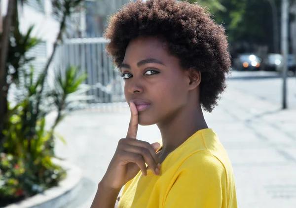 Усміхнена афроамериканка в жовтій сорочці — стокове фото