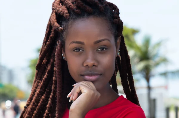 Sensual african woman with dreadlocks in the city — Stock Photo, Image