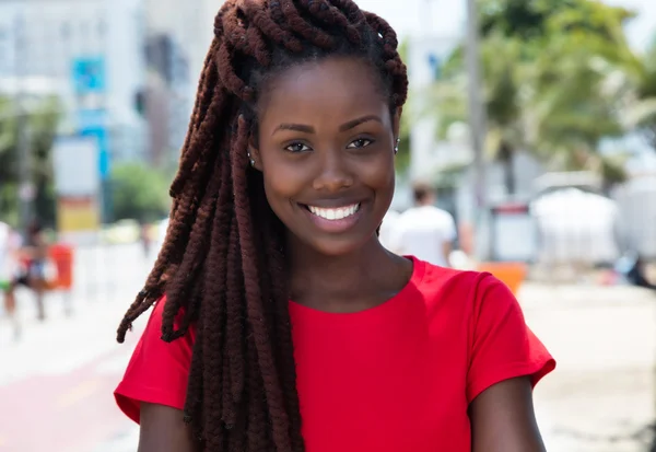 Impresionante mujer africana con rastas en la ciudad —  Fotos de Stock