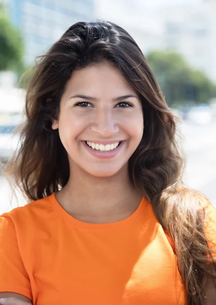 Porträt einer lachenden kaukasischen Frau in orangefarbenem Hemd im — Stockfoto