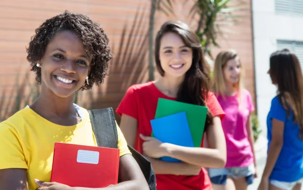 Étudiante afro-américaine avec un autre étudiant international — Photo