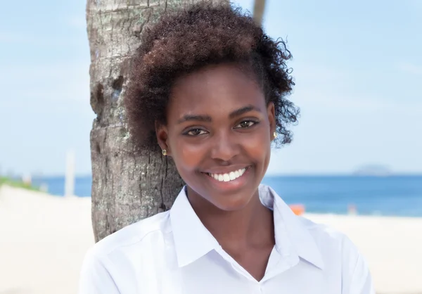 Hermosa mujer afroamericana en la playa — Foto de Stock